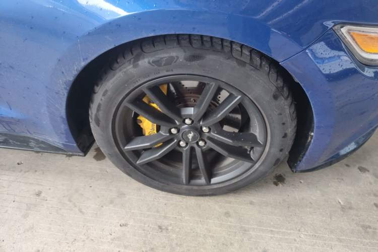 Used Ford Mustang  Right Front Wheel Hub