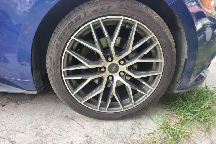 Used Ford Mustang  Right Front Wheel Hub