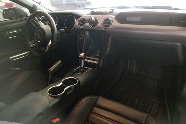 Used Ford Mustang 2016 2.3T Automatic Hardtop P-Version U.S. Specification Center Console