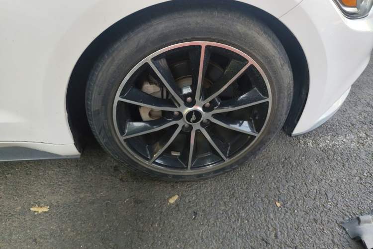 Used Ford Mustang  Right Front Wheel Hub