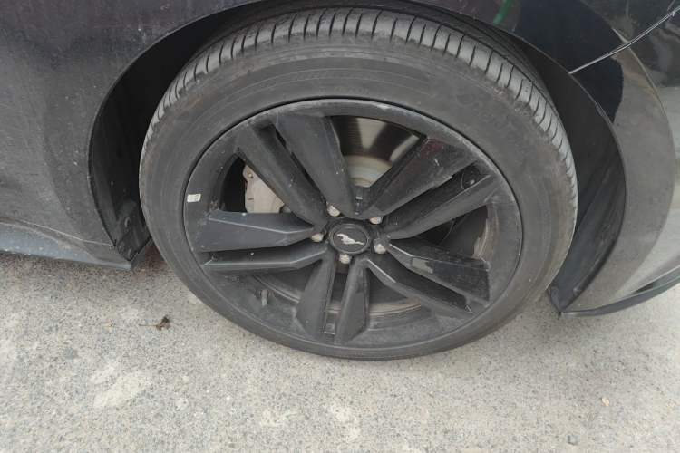 Used Ford Mustang  Right Front Wheel Hub