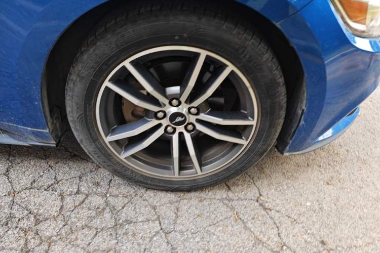 Used Ford Mustang  Right Front Wheel Hub