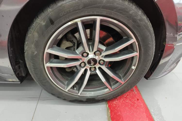 Used Ford Mustang  Right Front Wheel Hub