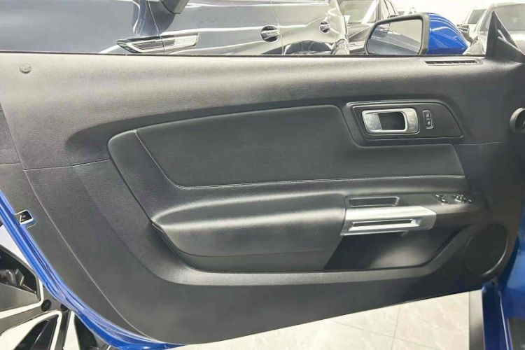Used Ford Mustang 2018 2.3T Automatic Hardtop Standard Trim U.S. Specification Interior 11