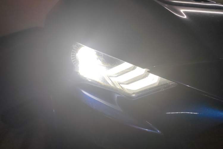 Used Ford Mustang 2018 2.3T Automatic Hardtop Standard Trim U.S. Specification Right Front Headlight
