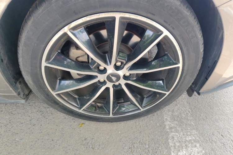 Used Ford Mustang  Right Front Wheel Hub