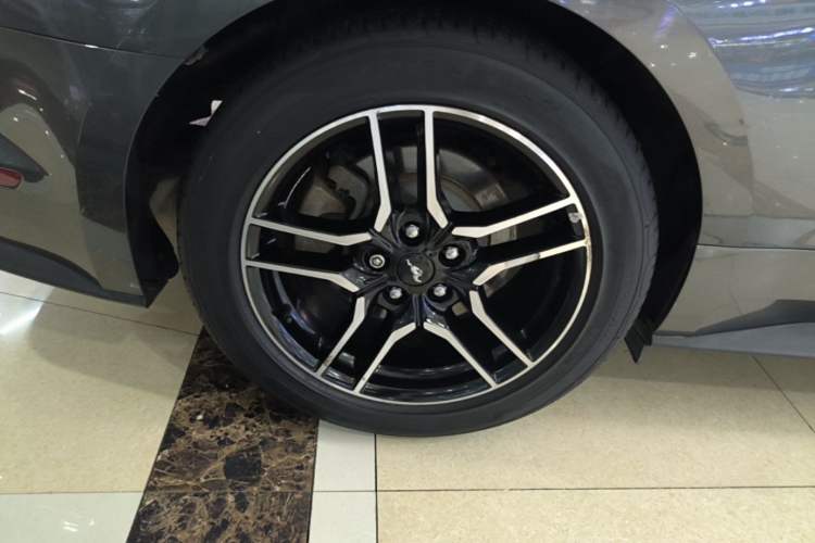 Used Ford Mustang 2018 2.3T Automatic Hardtop Standard Trim U.S. Specification Right Rear Wheel Hub