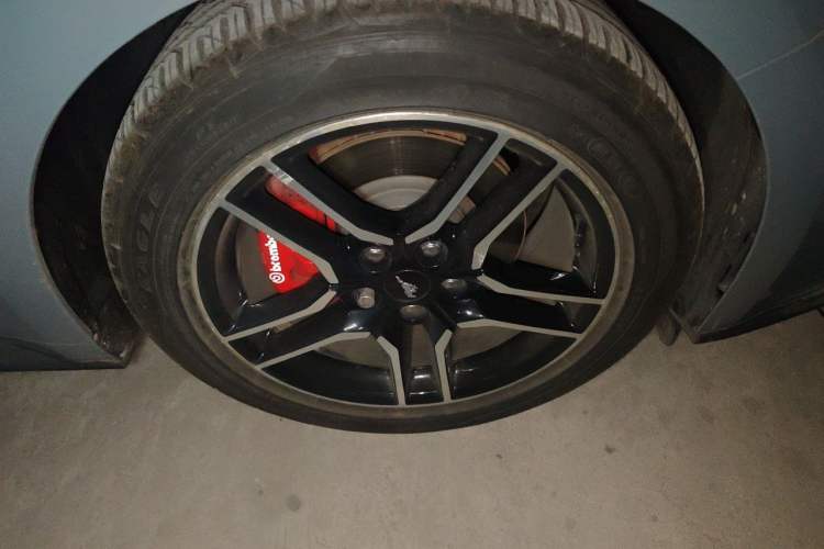 Used Ford Mustang  Right Front Wheel Hub