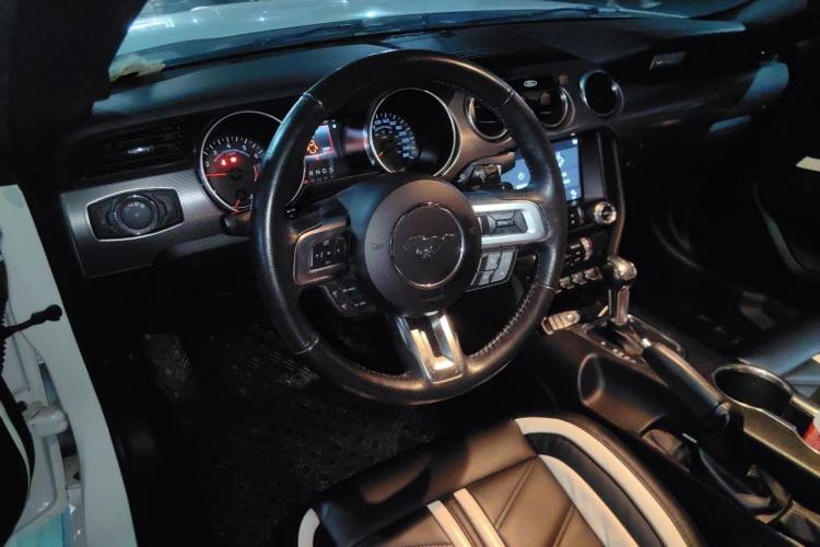 Used Ford Mustang 2018 2.3T Automatic Hardtop Standard Trim U.S. Specification Center Console