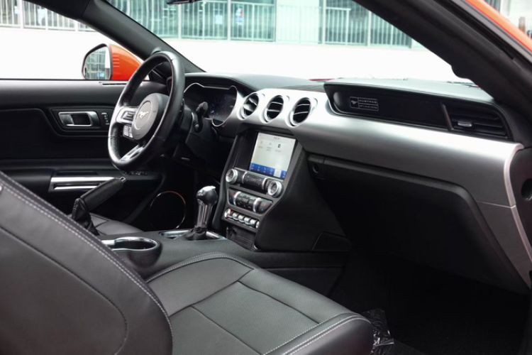 Used Ford Mustang 2019 2.3L EcoBoost Interior 8