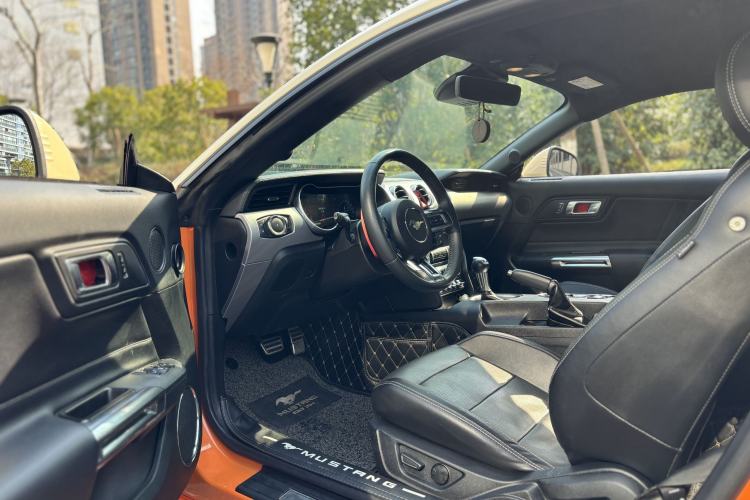 Used Ford Mustang 2019 2.3L EcoBoost Interior 4