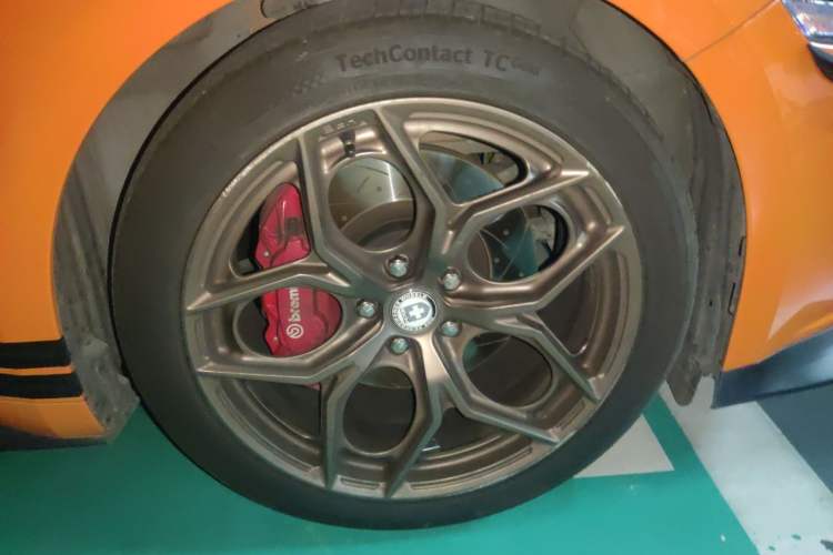 Used Ford Mustang 2020 2.3L EcoBoost Right Front Wheel Hub