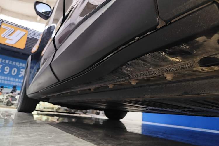 Used Ford Mustang Mach-E 2021 Leap Edition Rear-Drive Version (Standard Range) Left Side Sill