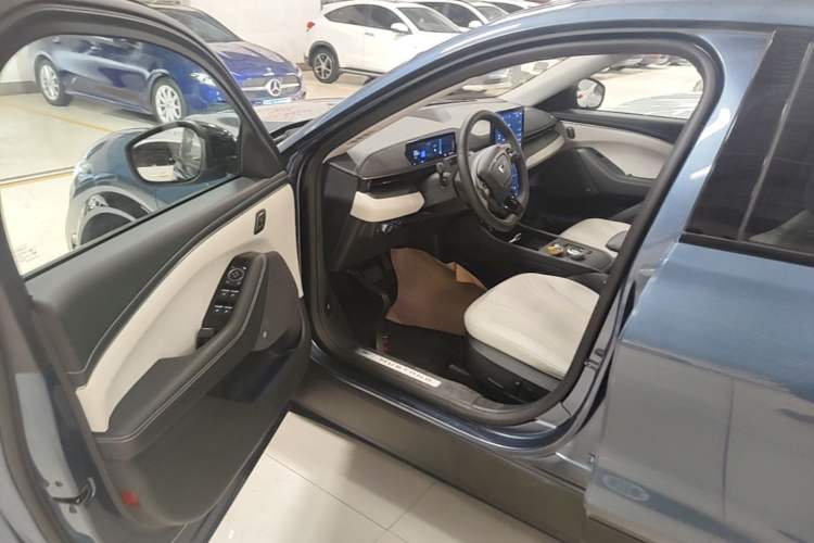 Used Ford Mustang Mach-E 2021 AION Y Plus Rear-Drive Luxury Edition (Long Range) Driver Seat