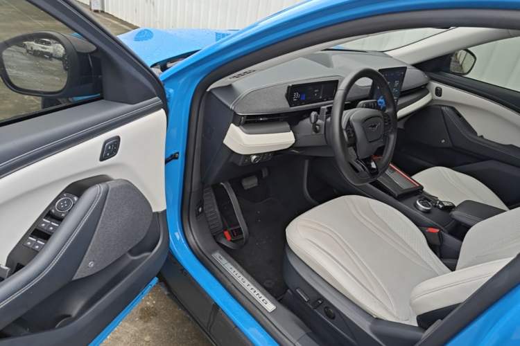 Used Ford Mustang Mach-E 2021 AION Y Plus Rear-Drive Luxury Edition (Long Range) Driver Seat