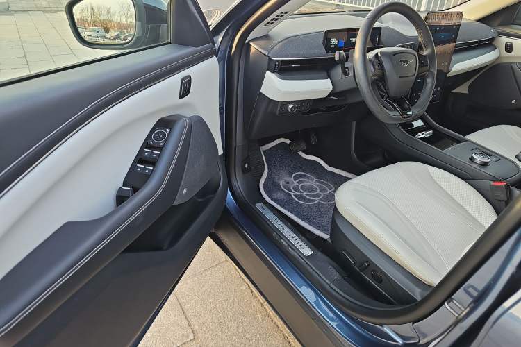 Used Ford Mustang Mach-E 2021 AION Y Plus Rear-Drive Luxury Edition (Long Range) Interior 2