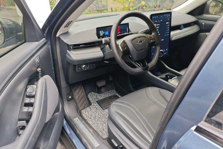 Used Ford Mustang Mach-E 2021 AION Y Plus Rear-Drive Luxury Edition (Long Range) Interior 3