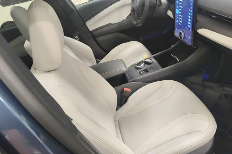 Used Ford Mustang Mach-E 2021 AION Y Plus Rear-Drive Luxury Edition (Long Range) Right Front Seat