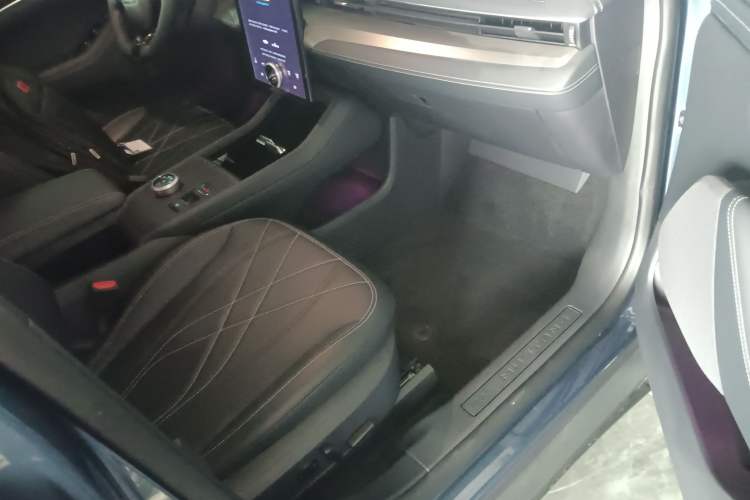 Used Ford Mustang Mach-E 2021 Leap Edition Rear-Drive Version (Standard Range) Right Front Seat