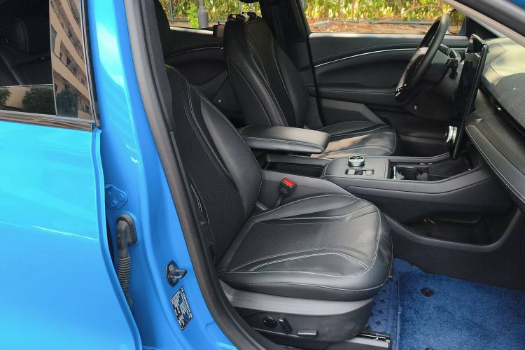 Used Ford Mustang Mach-E 2021 AION Y Plus Rear-Drive Luxury Edition (Long Range) Right Front Seat