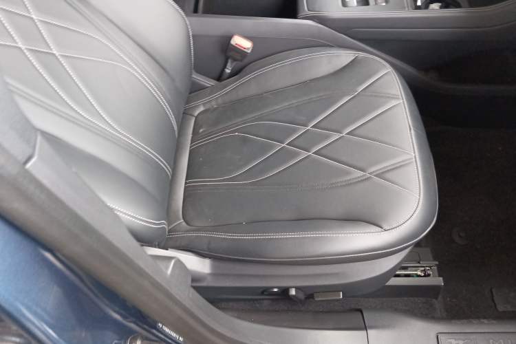 Used Ford Mustang Mach-E 2021 Leap Edition Rear-Drive Version (Standard Range) Right Front Seat