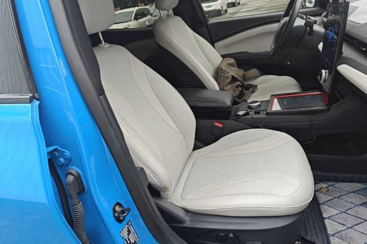Used Ford Mustang Mach-E 2021 AION Y Plus Rear-Drive Luxury Edition (Long Range) Right Front Seat