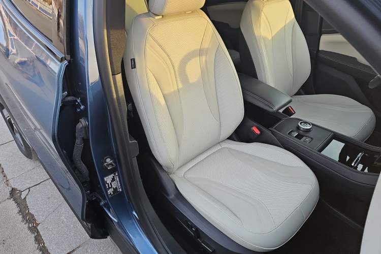 Used Ford Mustang Mach-E 2021 AION Y Plus Rear-Drive Luxury Edition (Long Range) Right Front Seat
