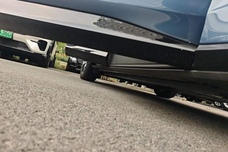 Used Ford Mustang Mach-E 2021 AION Y Plus Rear-Drive Luxury Edition (Long Range) Right Side Sill