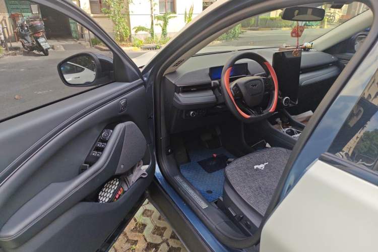 Used Ford Mustang Mach-E 2021 AION Y Plus Rear-Drive Luxury Edition (Long Range) Interior 3