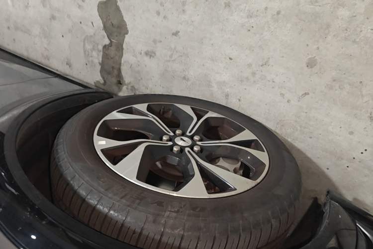 Used Ford Mustang Mach-E 2021 AION Y Plus Rear-Drive Luxury Edition (Long Range) Left Front Wheel Hub