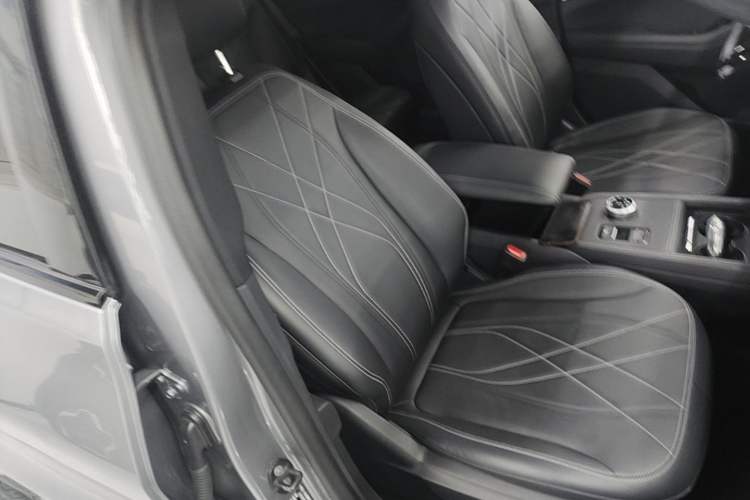 Used Ford Mustang Mach-E 2021 Leap Edition Rear-Drive Version (Standard Range) Right Front Seat