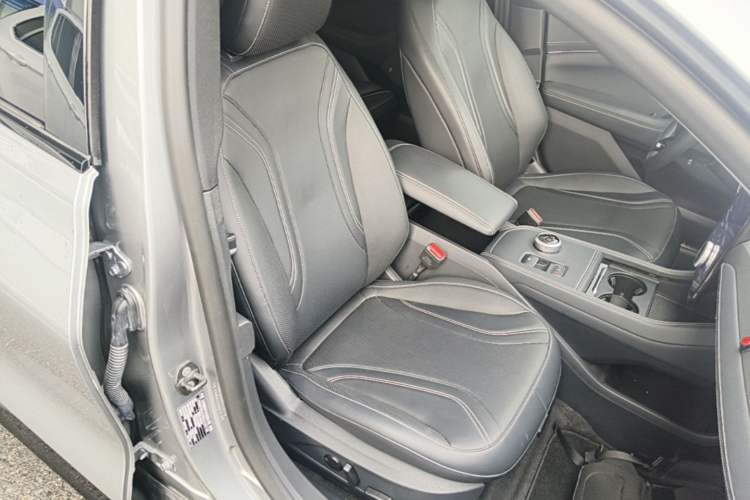 Used Ford Mustang Mach-E 2021 AION Y Plus Rear-Drive Luxury Edition (Long Range) Right Front Seat