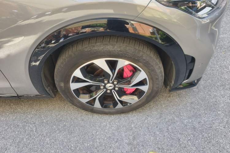 Used Ford Mustang Mach-E 2021 AION Y Plus Rear-Drive Luxury Edition (Long Range) Right Front Wheel Hub