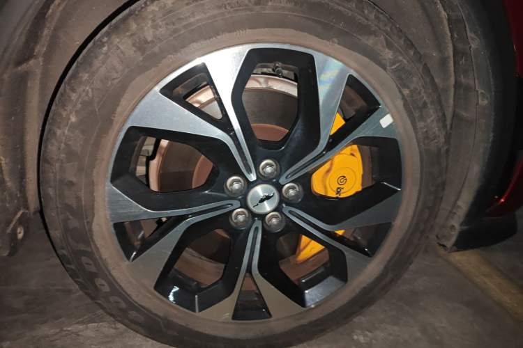 Used Ford Mustang Mach-E 2021 Leap Edition Rear-Drive Version (Standard Range) Right Front Wheel Hub