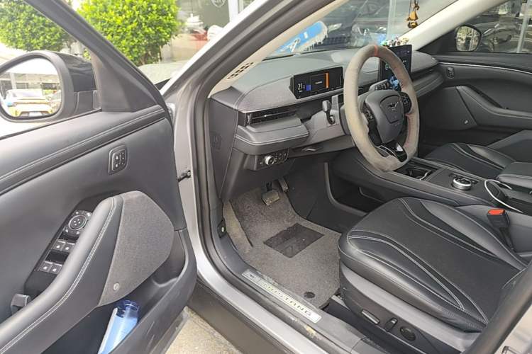Used Ford Mustang Mach-E 2021 AION Y Plus Rear-Drive Luxury Edition (Long Range) Driver Seat