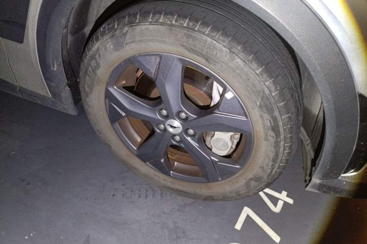 Used Ford Mustang Mach-E 2021 Leap Edition Rear-Drive Version (Standard Range) Right Front Wheel Hub