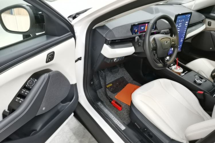 Used Ford Mustang Mach-E 2021 AION Y Plus Rear-Drive Luxury Edition (Long Range) Driver Seat