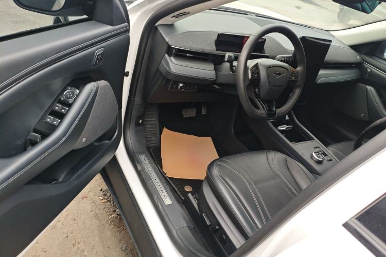 Used Ford Mustang Mach-E 2021 AION Y Plus Rear-Drive Luxury Edition (Long Range) Interior 3