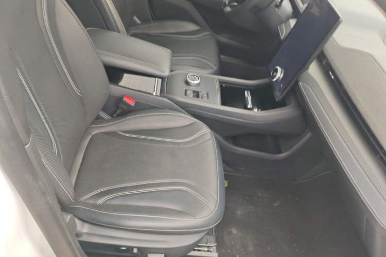Used Ford Mustang Mach-E 2021 AION Y Plus Rear-Drive Luxury Edition (Long Range) Right Front Seat