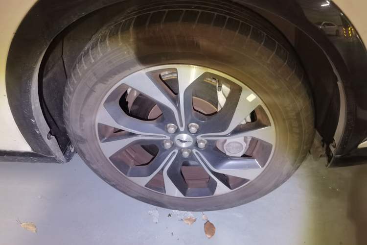 Used Ford Mustang Mach-E 2021 AION Y Plus Rear-Drive Luxury Edition (Long Range) Right Front Wheel Hub