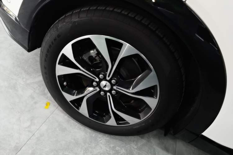 Used Ford Mustang Mach-E 2021 AION Y Plus Rear-Drive Luxury Edition (Long Range) Right Rear Wheel Hub