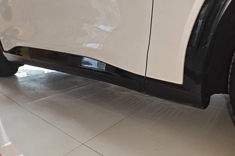 Used Ford Mustang Mach-E 2021 AION Y Plus Rear-Drive Luxury Edition (Long Range) Right Side Sill