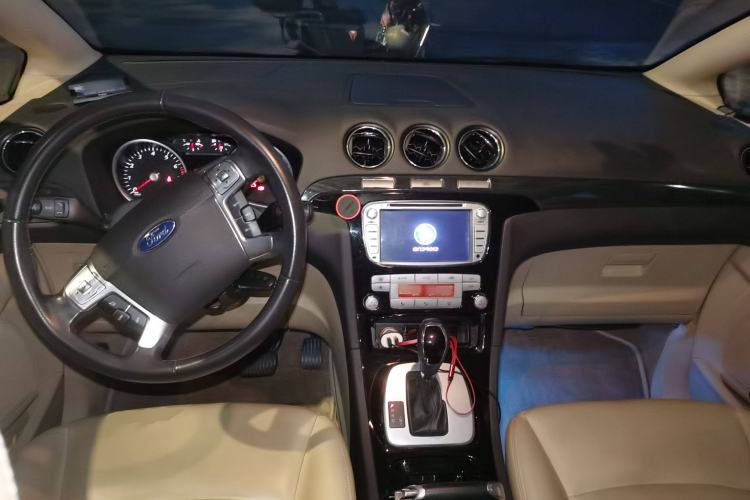 Used Ford S-MAX 2008 2.3L 7-Seater Luxury Version Center Console