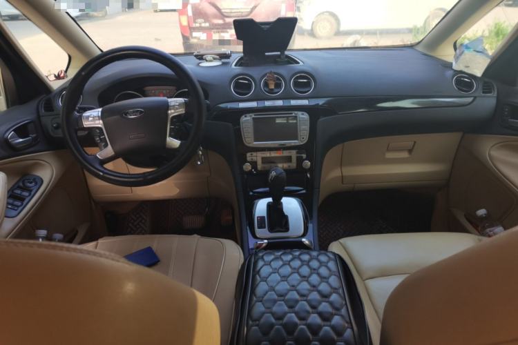 Used Ford S-MAX 2008 2.3L 7-Seater Luxury Version Center Console