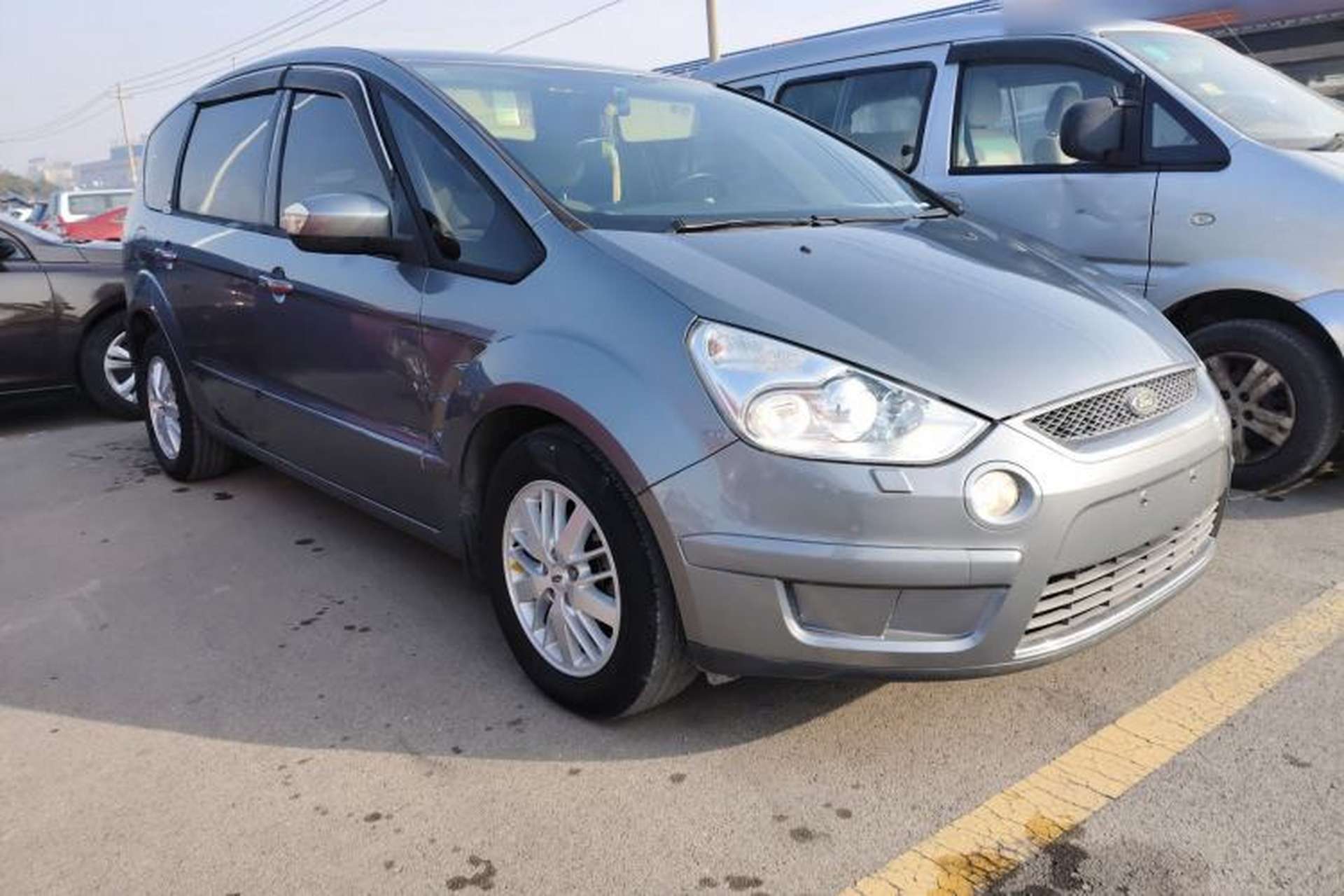 Used Ford S-MAX 2008 2.3L 7-Seater Luxury Version Front Right 45 Deg