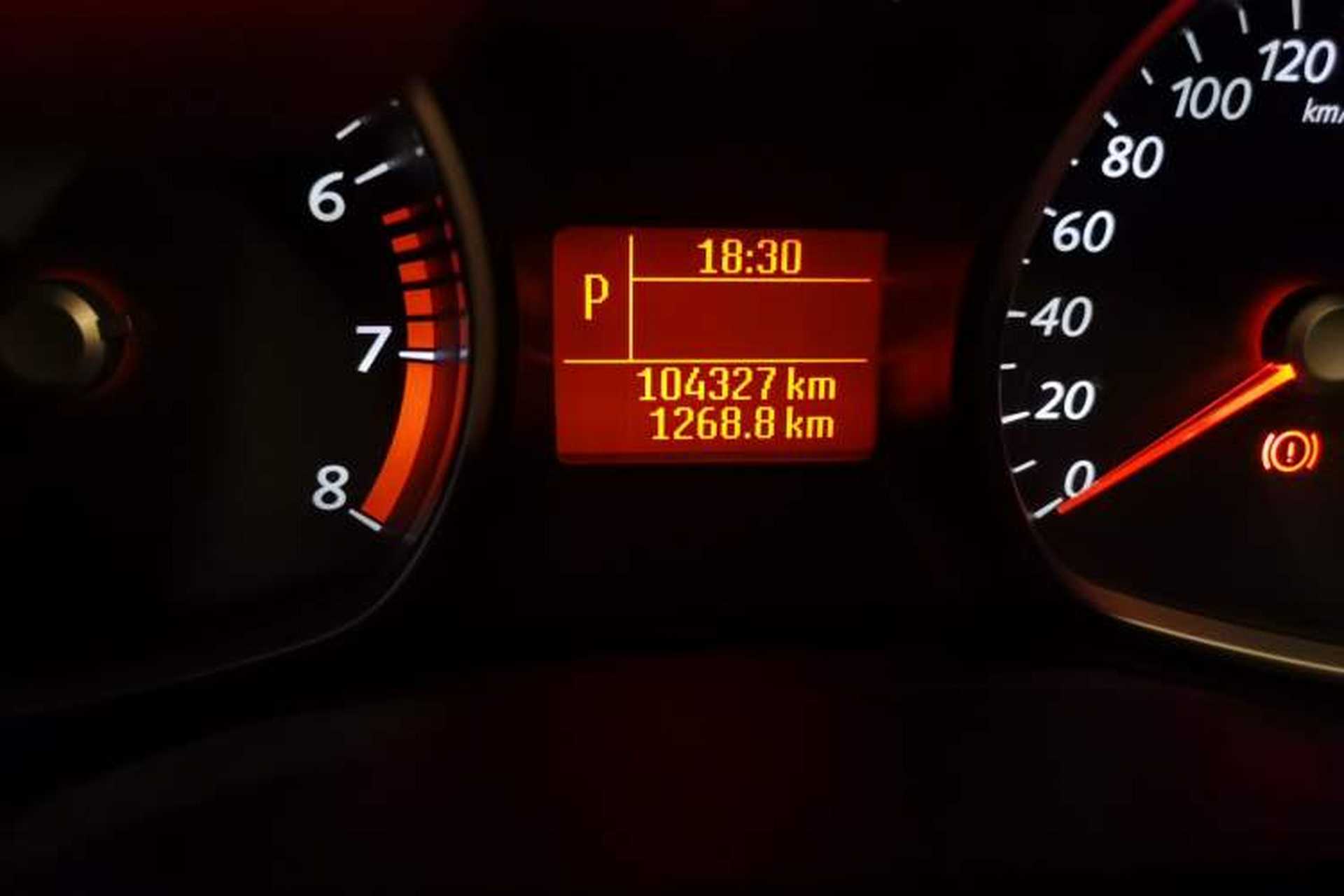 Used Ford S-MAX 2008 2.3L 7-Seater Luxury Version Odometer Close Up