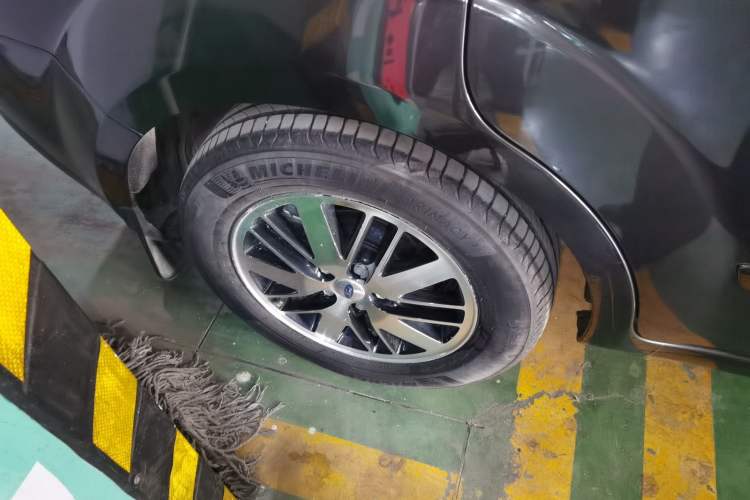 Used Ford S-MAX 2008 2.3L 7-Seater Luxury Version Right Rear Wheel Hub