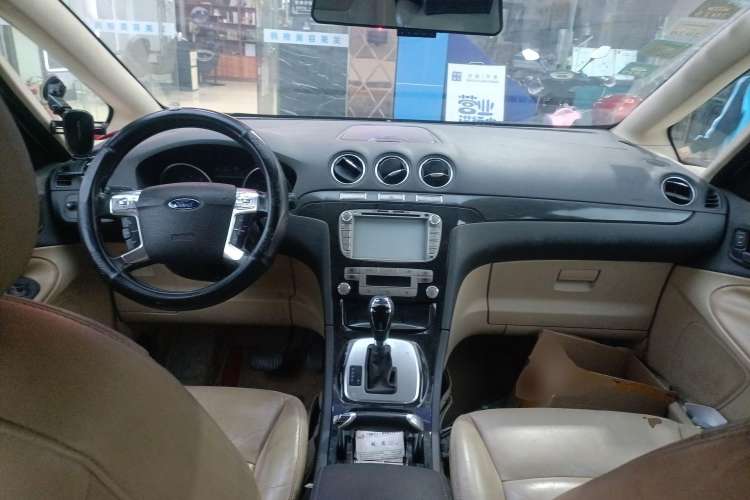 Used Ford S-MAX 2008 2.3L 7-Seater Luxury Version Center Console