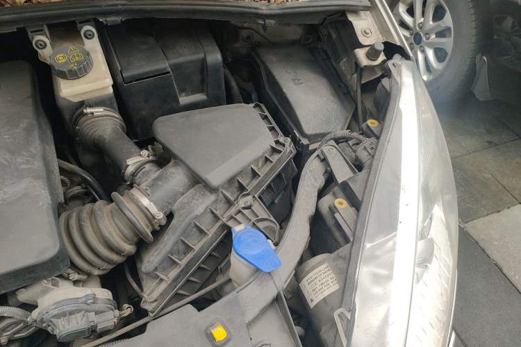 Used Ford S-MAX 2008 2.3L 7-Seater Luxury Version Engine Bay Left