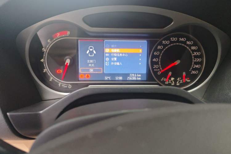 Used Ford S-MAX 2008 2.3L 7-Seater Luxury Version Odometer Close Up